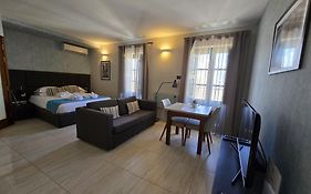 D Townhouse Boutique Suites